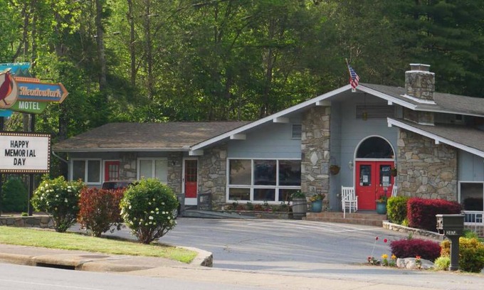 Maggie Valley Hotel | Meadowlark Motel with Restaurant & Bar