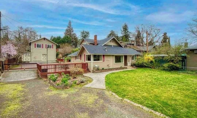 Medford House | Medford Home and 2 Condos with Pool