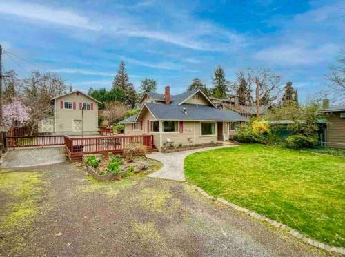 Medford House | Medford Home And 2 Condos With Pool