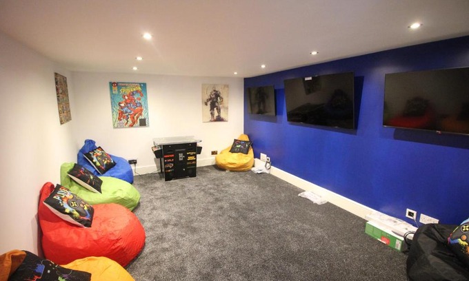 Blackpool House | Media Manor - Fully Refurbished in 2022 - Large 6 Bedrooms, 3 Bathrooms plus Media Games Room