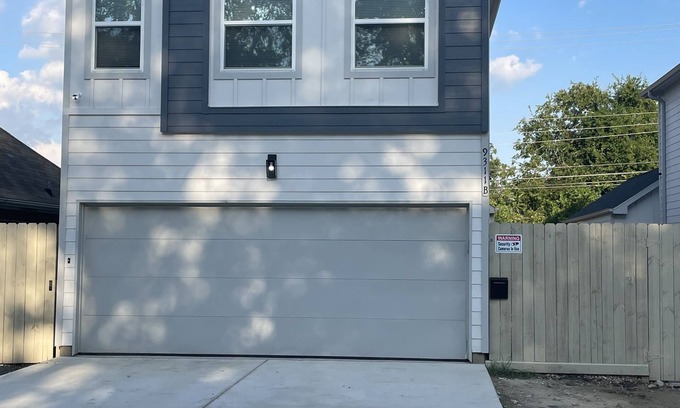 Southeast Houston House | Medical Center South 2Bdr 2 Bth 2 Car garage w/1 bdrm on 1st floor