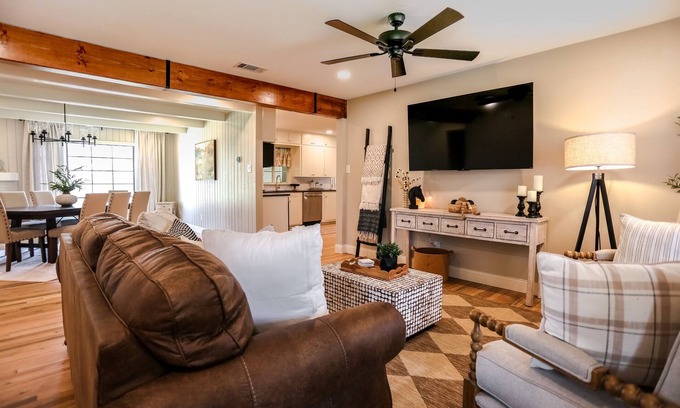 Lubbock House | Medical District Retreat 4 Bedroom Walk to Tech