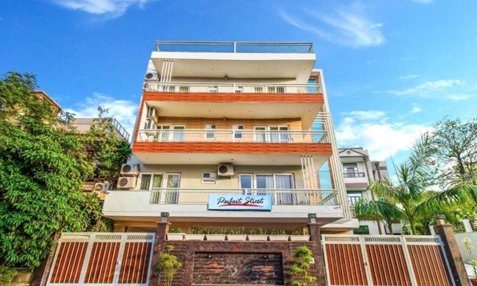 Sushant Lok Apartment | Medical friendly 2 BR near Fortis | Parfait Street