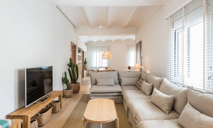 El Guinardo Apartment | Mediterranean home with 4 bedrooms and 3 bathrooms