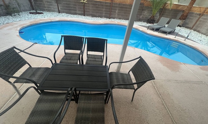 Paradise House | Mediterranean House with Large Pool & Patio 10 min to strip & 5 min to Airport
