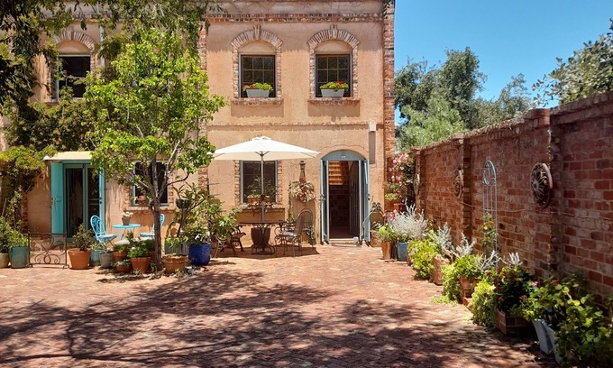 Fremantle Villa | Mediterranean villa, next to marine precinct and 5 minute walk to Fremantle.