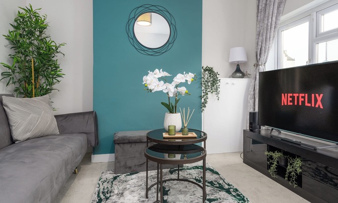 Wainscot House | Medway, Rochester Stays - Contractors, Free Parking, Garden, Sleeps to 7 guests