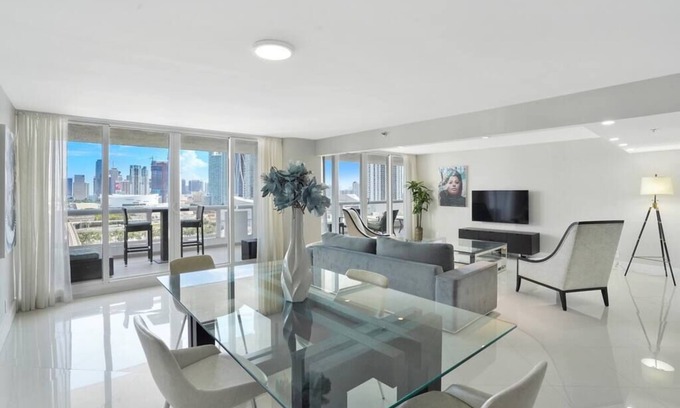 Downtown Miami Condo | Meet Me in Miami! Renovated 2 Bedroom Condo, Miami Skyline and Water Views!