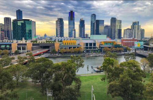 Melbourne Central Business District Apartment | Melbourne River Views