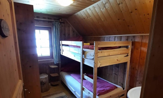 Millstatt Cabin | Melker - DZ mit Stockbett und Westfenster - Alexanderhütte