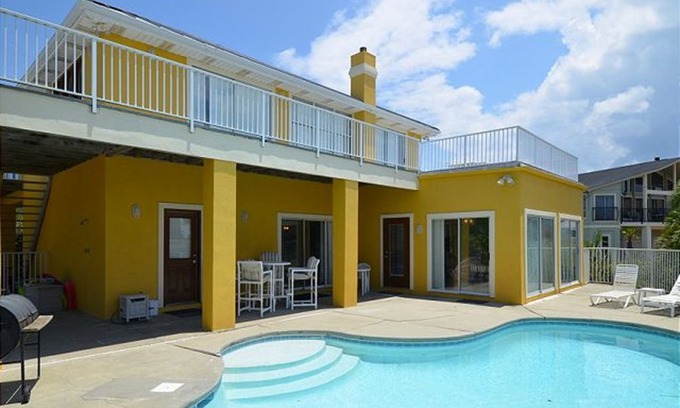 Holiday Isle House | "Mellow Mango"- a spacious home that sleeps 18 with a pool and gulf views!