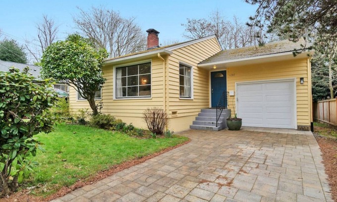 Hawthorne Hills House | Mellow Yellow | UW & Children's | Free parking!