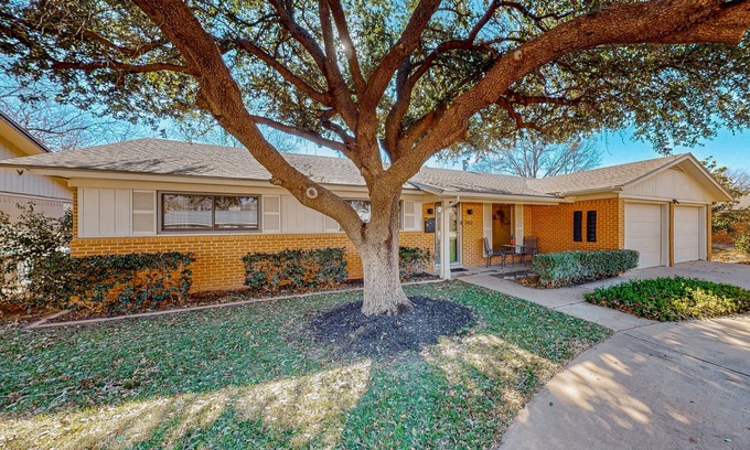 Lubbock House | Melonie Park dog-friendly home near Texas Tech with yard, grill, jetted tub, AC