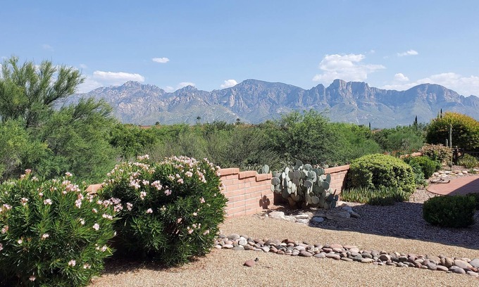 Rancho Vistoso House | Melt into Catalina Mountain Views