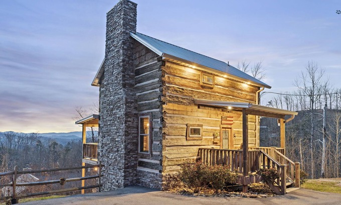 Gatlinburg - Pigeon Forge Cabin | Melton's View Built by the Barnwood Builders Season Eight.