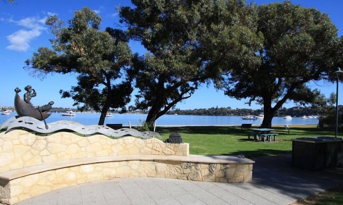 Claremont House | Melvista on the Park between City and the Beach