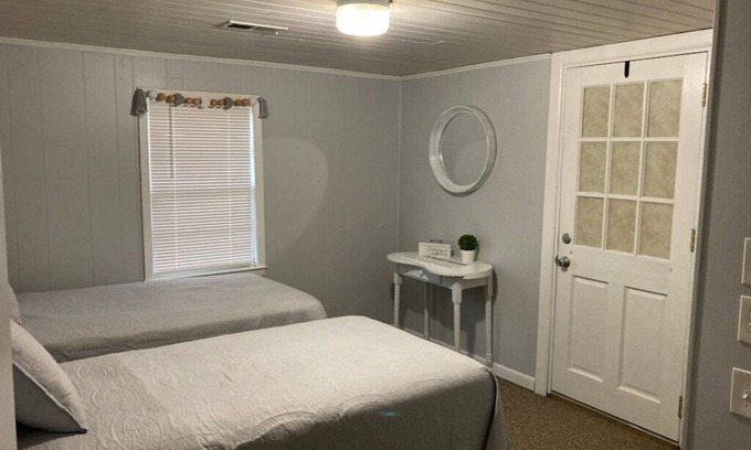 Shallotte House | Memories on Main -Located halfway between Ocean Isle Beach and Holden Beach