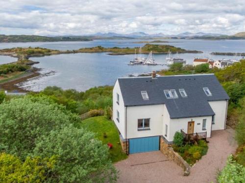 Craobh Haven House | Memorising sea views contemporary, spacious 4 bedroom coastal villa near Oban