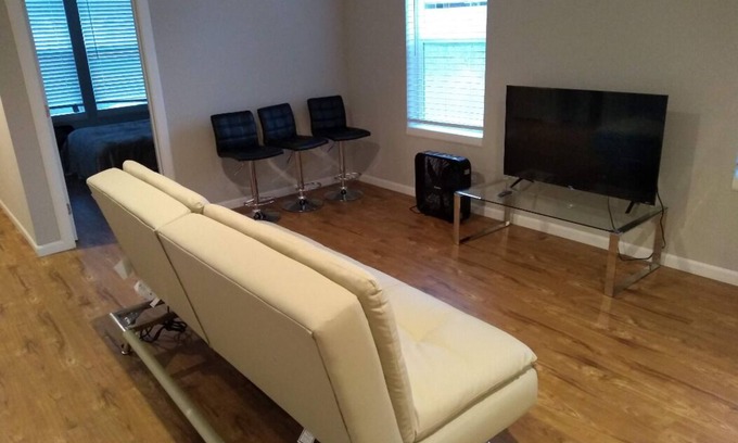 Renton House | ⁂ Memory Foam Bed, Blackout Curtains & Smart TV