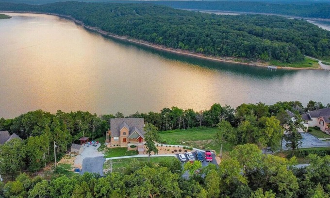 Kirbyville House | Memory Maker 12 min from downtown- King Suites- Firepit & Hot Tub