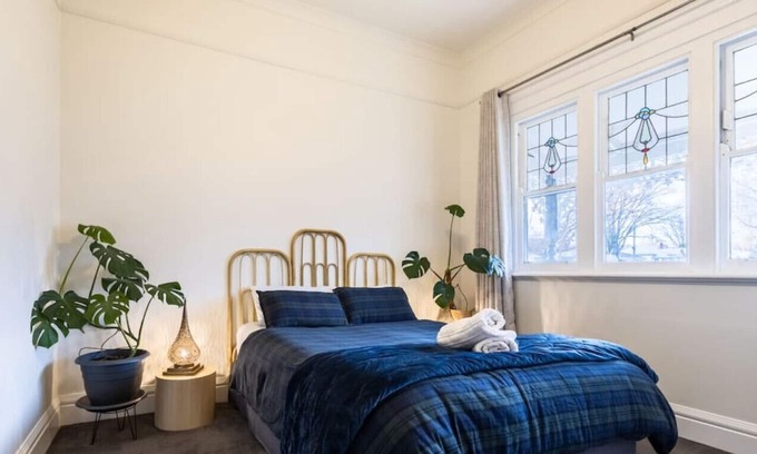 Ballarat House | Mena-close to CBD, bath, cot