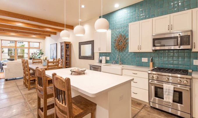Menlo Park House | Mercado San Agustin | 2 BR 2.5 BA | Garage | Patio
