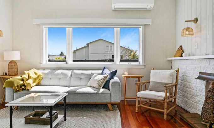 Taupo House | Mere Cottage, Taupo Central accommodation
