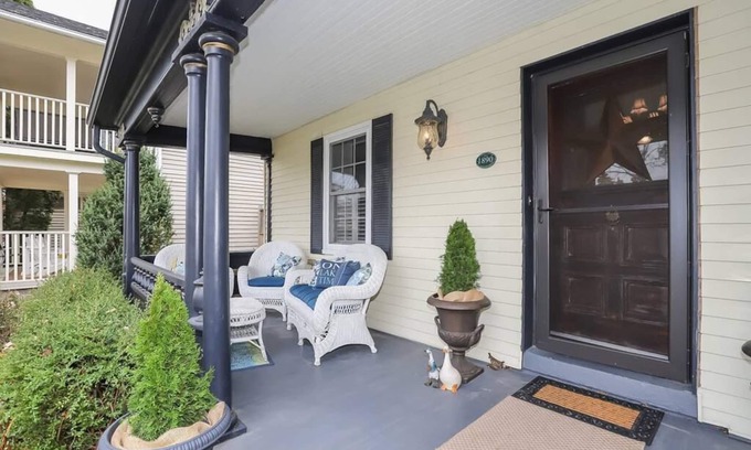 Old Town Historic District House | Meritage House - Excellent Location, King St. NOTL