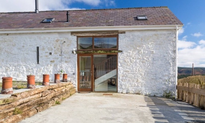 Llandovery House | Merlin Cottages: 4* Merlin Barn, Games Room, Sleeps 5