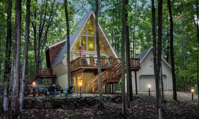 Bellaire Ski Chalet | Merlin Hütte. a MAGICAL a-frame at Schuss Mountain/Shanty Creek Resort
