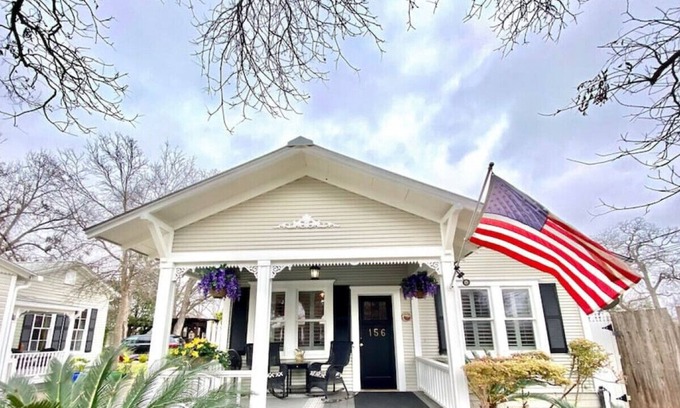 New Braunfels Villa | Merlot Villa at Zink Haus*1 Block to Comal River*Walk to Downtown NBTX