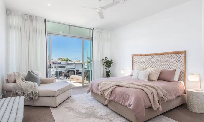 Mermaid Beach Apartment | Mermaid Beach Luxury Penthouse apartment, centrally located to all hoiday needs