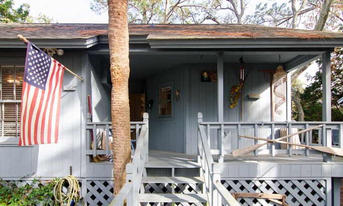 Ocean Ridge Cabin | Mermaid Cottage - Cozy 2BR/2BA, Pet Friendly, Resort Amenities Available