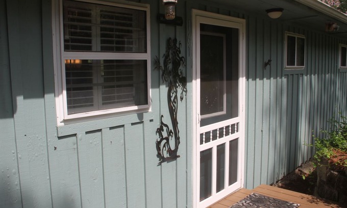 Crane Hill House | Mermaid Cove Lake home is family, couple, & small group friendly on the water.