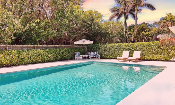 Cocoa Isles House | Mermaids' BeachHouse: Walk2Beach Pool KingBed