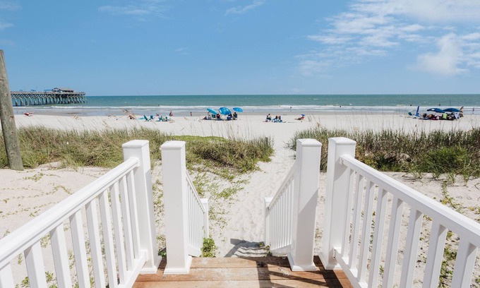 Garden City House | Mermaids Haven: 6 Bedroom, 4 Bathroom on the beach Sleeps 16!