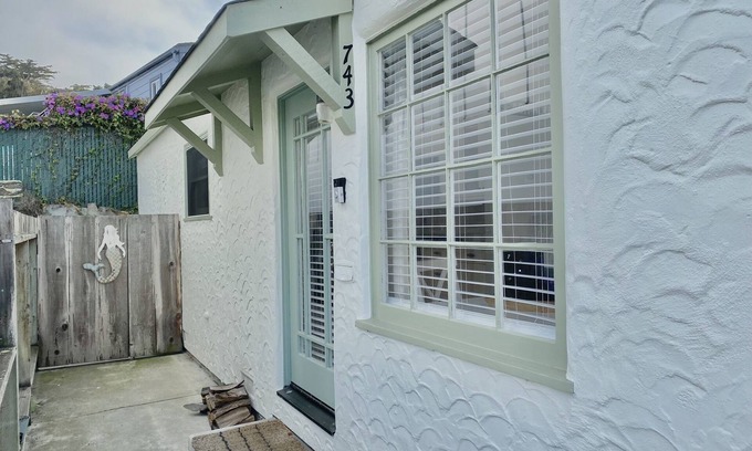 Pacific Grove Cottage | Mermaids & Moonlight By The Sea n1 Minute walk to the BeachnLicense #0447nn