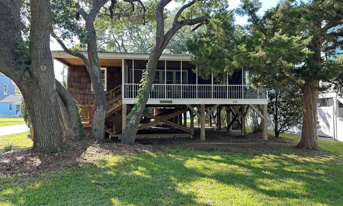 Surfside Beach House | Merrywood - Walk to Beach in Surfside Beach