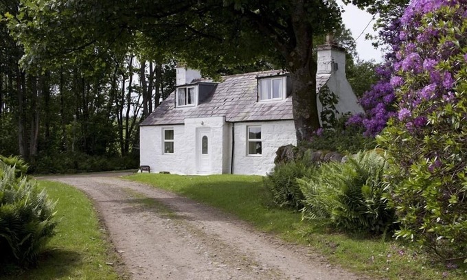 Newton Stewart Cottage | Merton Garden Cottage - a cottage that sleeps 6 guests in 3 bedrooms