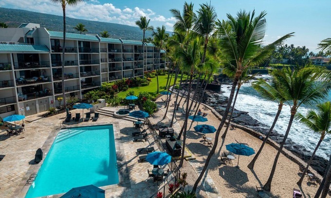 Kailua-Kona Condo | Mesmerizing Ocean & Coastline Views 🌅 Sandy Private Beach 🏖 Kona By The Sea #422