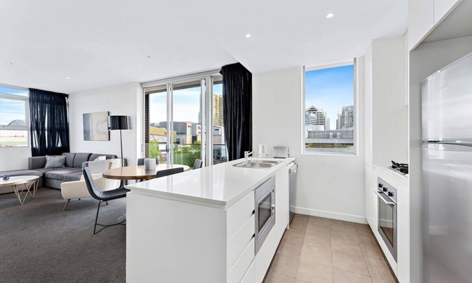 Chatswood CBD Apartment | MetaWise Chatswood Modern 2-Bed With Parking