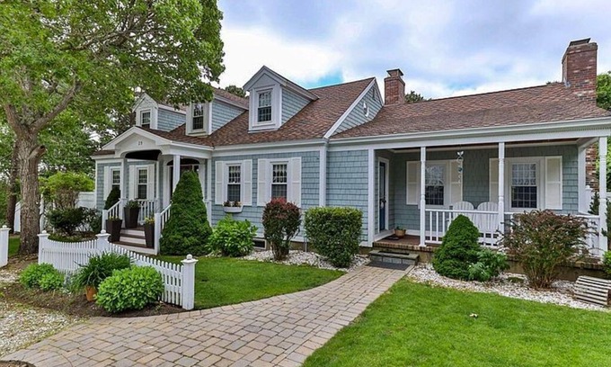 West Dennis House | Meticulous 3 bedroom, 3 bath home with beautiful decor