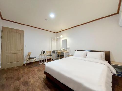 Pocheon Hotel | Metro
