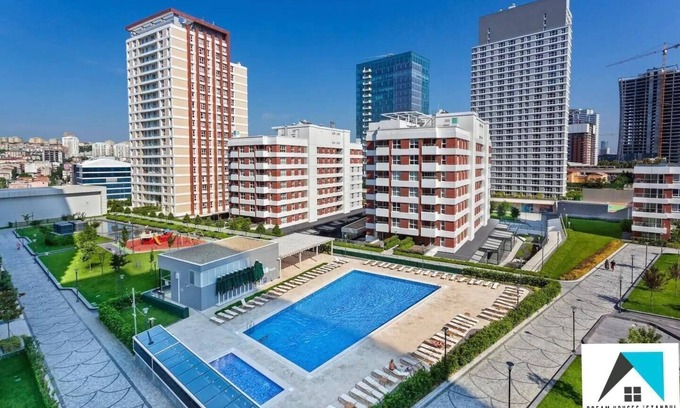 Bagcilar Apartment | Metro station 100 meters away and best for your family with balcony...