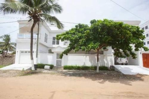 Lome Villa | Meublé avec piscine à Baguida