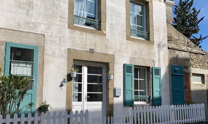 Granville House | Meublé de tourisme ⭐️⭐️⭐️ Granville center, quiet, patio, 800 m from the beach