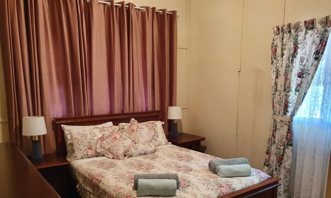 Mount Morgan Bed & Breakfast | Meyenburg House, KayEd Queen Room with shared bathroom