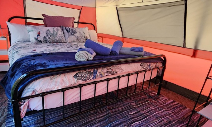 Mount Morgan Bed & Breakfast | Meyenburg King bed tent with shared outdoor shower & wc