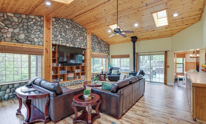 Mi-Wuk Village Cabin | Mi-Wuk Village Vacation Rental w/Multi-Level Deck