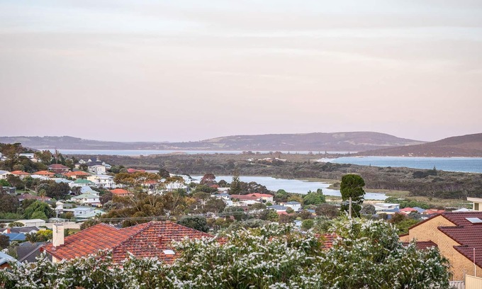 Mount Clarence House | MIA AMORE, ALBANY. COSY HOME WITH VIEWS, CENTRAL TO BEACHES AND CITY